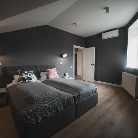 Kostjukowski Apartments Mudroho 12 V Львов Экстерьер фото